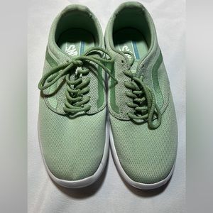 Vans Ultracush Size 7 (men’s) or Size 8.5 (women’s)